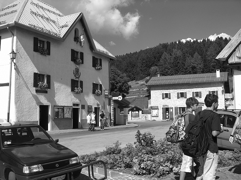 Lusérn-Luserna: Dorfplatz und Rathaus