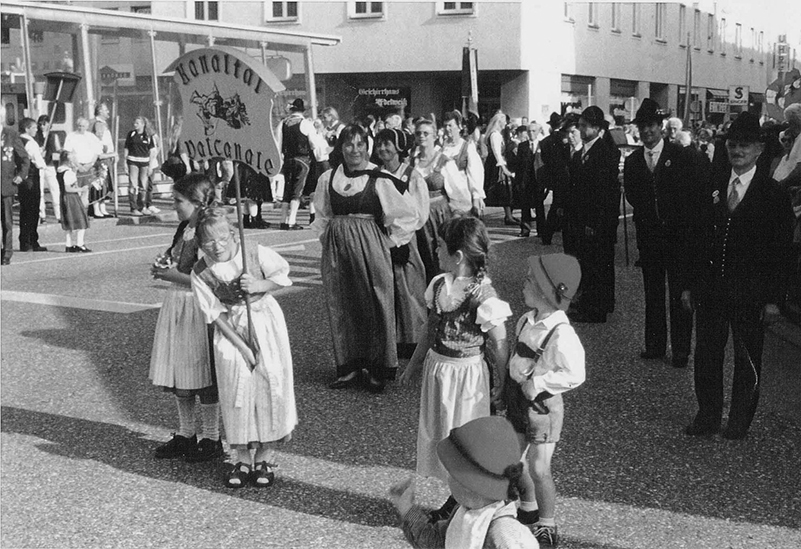 Kanaltal-Valcanale: Jugendliche in Tracht