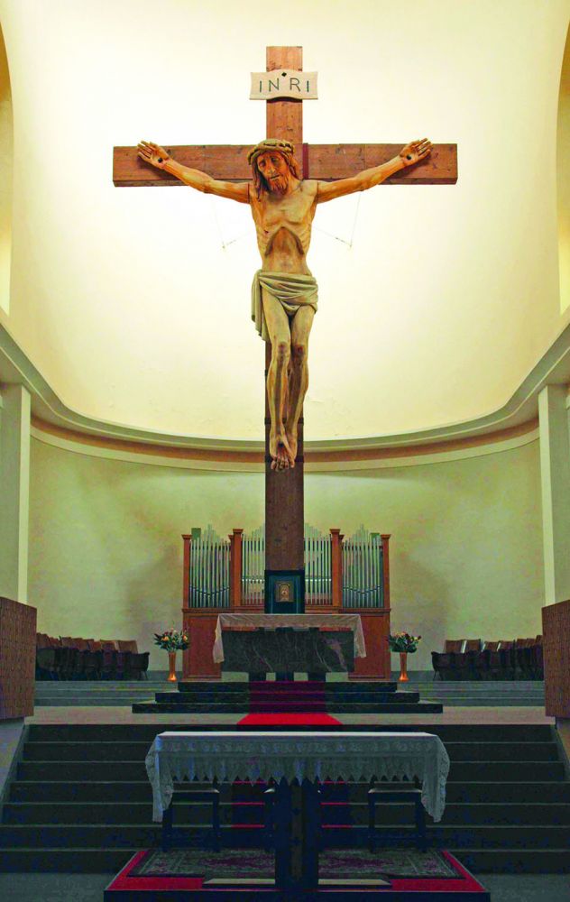 Das Kreuz in der großen Kirche von Tischlbong